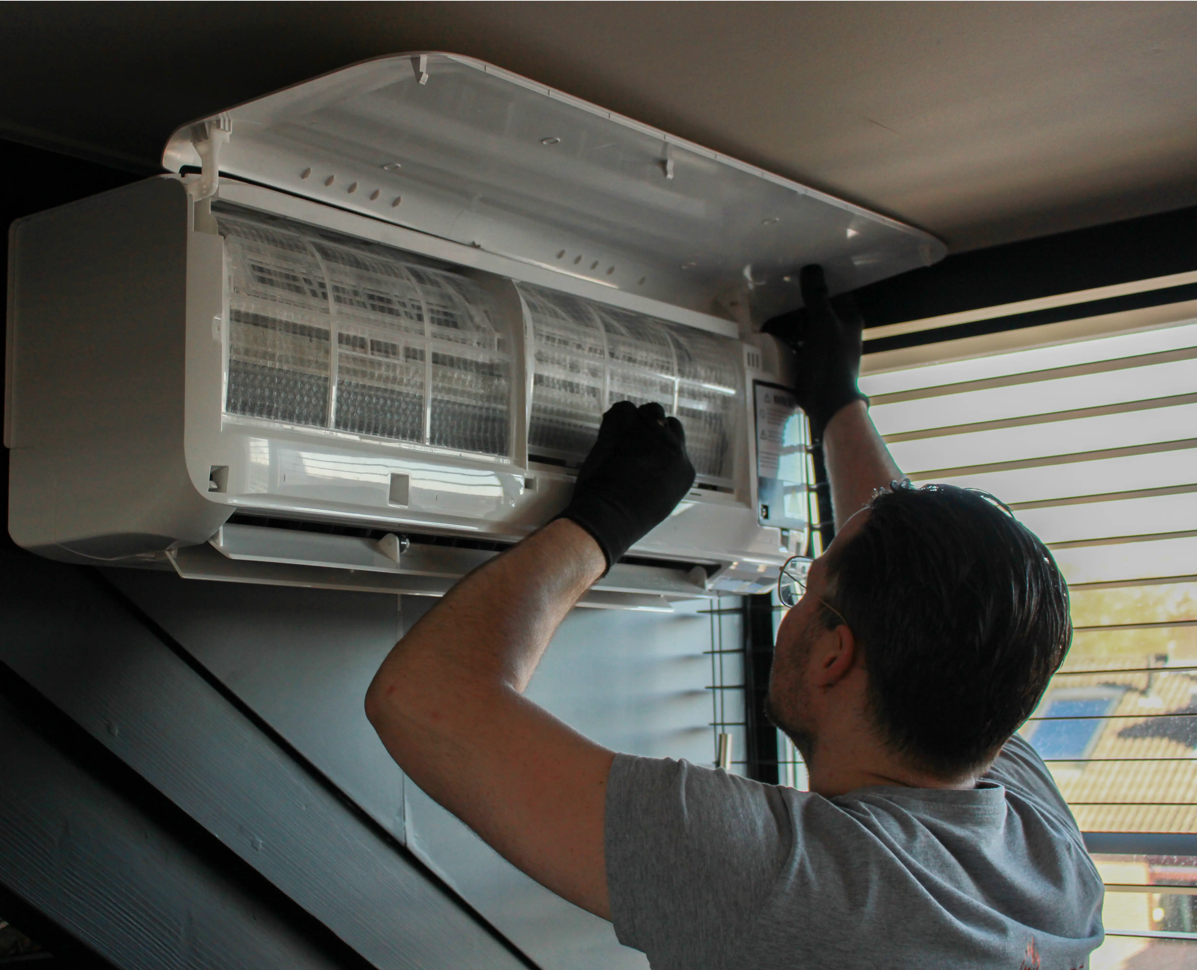 Monteur van WK-Totaal installeert een airco