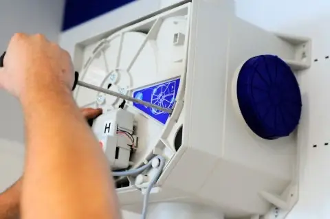 Monteur reinigt een mechanische ventilatiebox