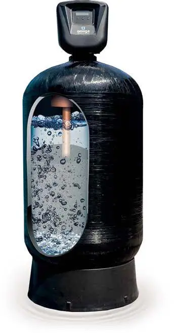 Zacht water stroomt over een hand